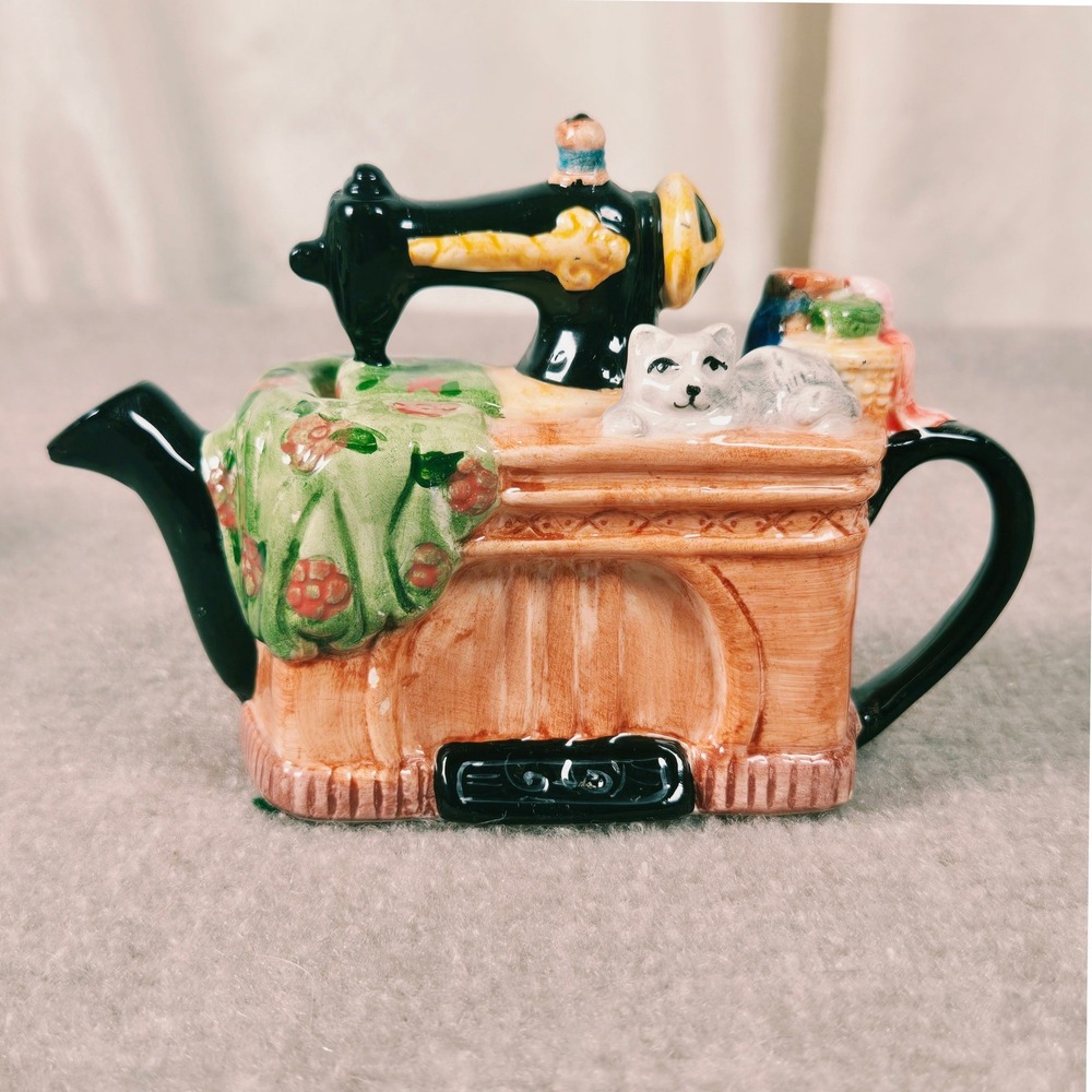Vintage 1995 Sewing Table Cat Mercuries Tea Pot Ceramic Miniature Collectible